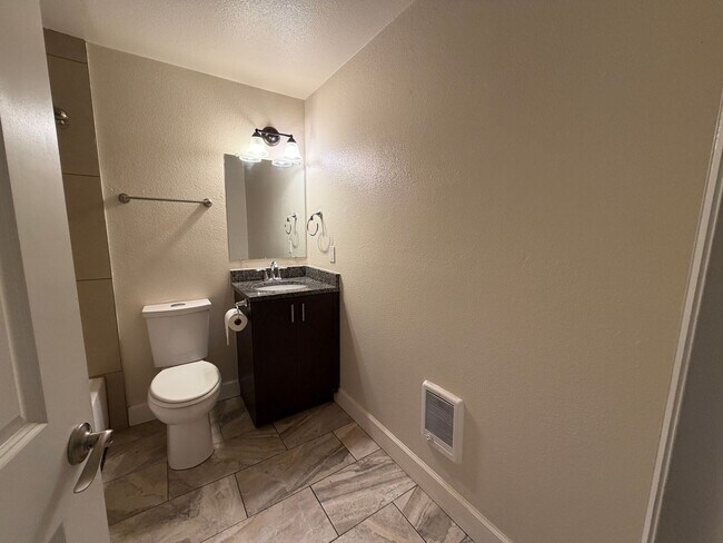 Building Photo - 211