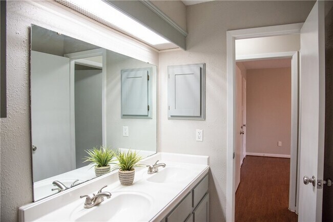 Building Photo - 700 Navarro Dr