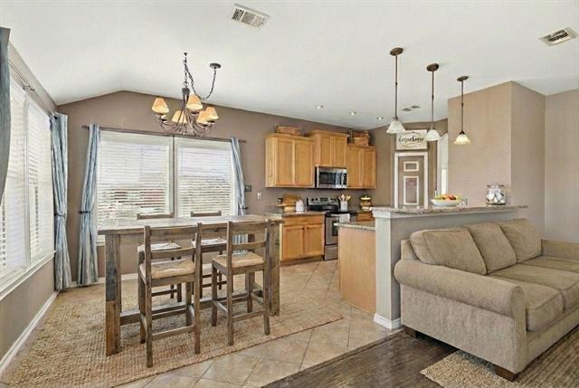 Building Photo - 1018 Karen St