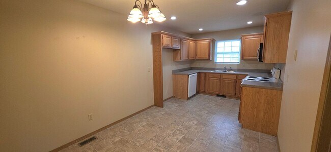 Building Photo - Close to Missouri State University! 3 Bedroom 2 Bathroom for $1295