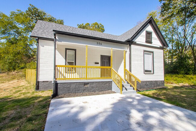 Building Photo - 306 S Schiller St