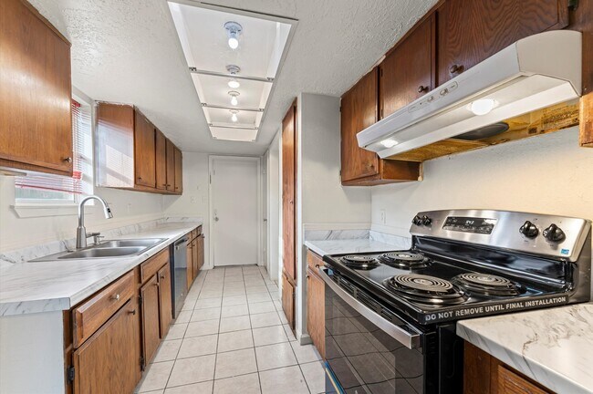 Building Photo - 711 Whippoorwill Dr