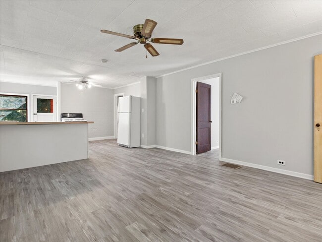 Building Photo - Adorable Lake Como Home Now Available!