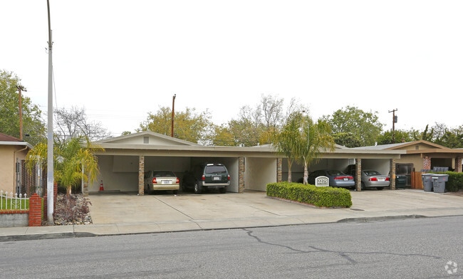 Building Photo - 2275 Royal Dr