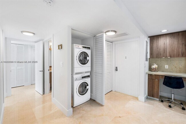Building Photo - 1149 Hillsboro Mile