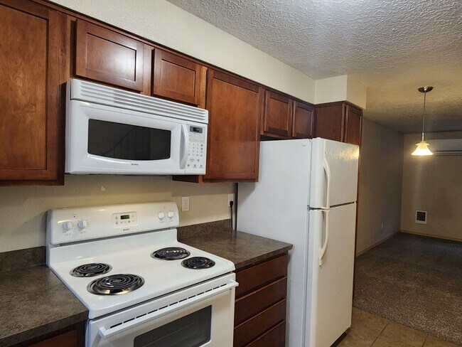 Building Photo - 1ST  FULL  MONTH'S  RENT  FREE   Pet-friendly Townhouse Near Parks and Downtown Newberg