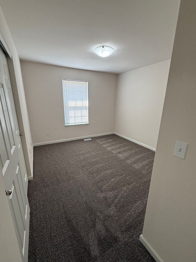 Building Photo - Completely Renovated!