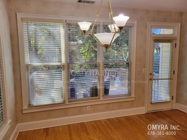 Building Photo - Gorgeous 5 Bedroom House in Peachtree Corners!