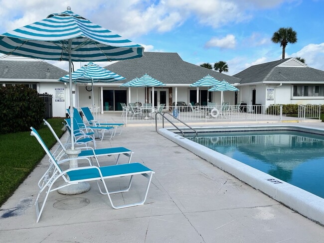 Building Photo - Well-Maintained 2-Bedroom Condo in Meridian Park | 55+ Community | Palm Beach Gardens