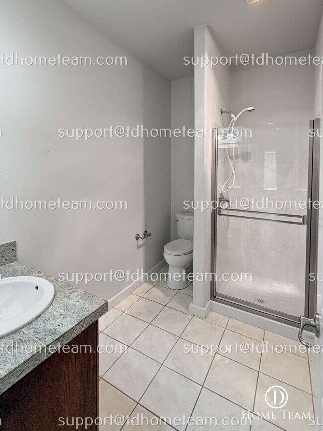 Building Photo - "Spacious 4-Bed Oasis in Kent with Elegant Granite & Hardwood Finishes!"