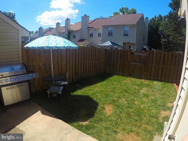 Building Photo - 8702 Village Green Ct