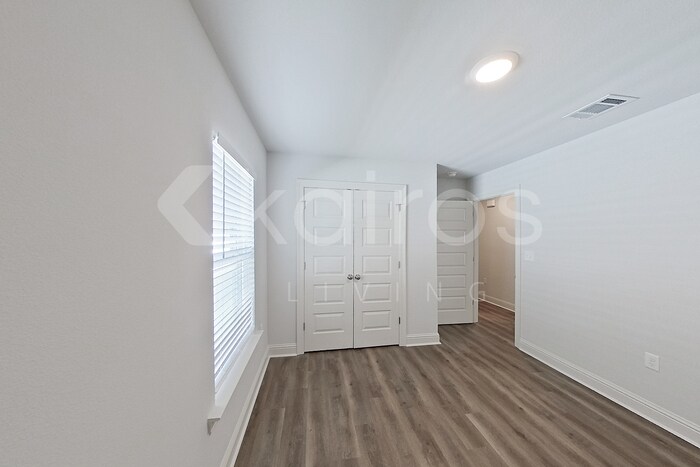 Building Photo - 8025 Hendrick Dr