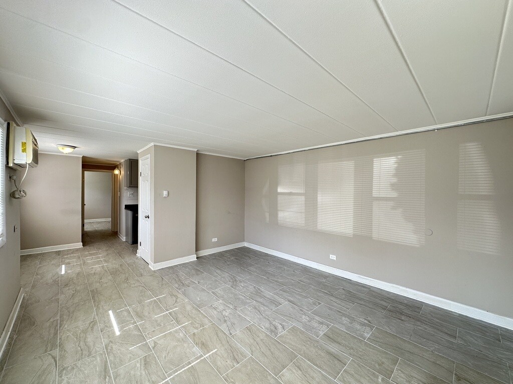 Building Photo - 9630 Ivanhoe Ave