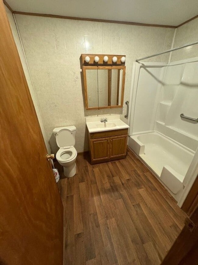 Building Photo - 2 bedroom 1 bathroom