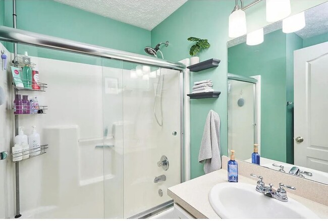 Building Photo - Price drop until June 30th! 3 bedroom 2.5 ...