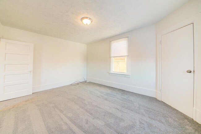 Building Photo - Stunning 3 bedroom home in Brookline available July 10!