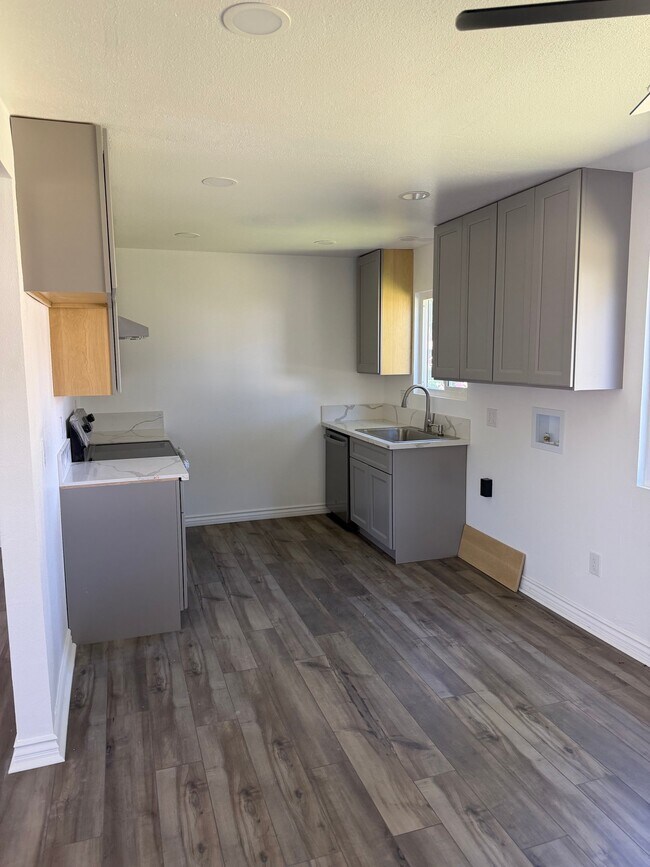 Building Photo - 2580 Hayes Dr