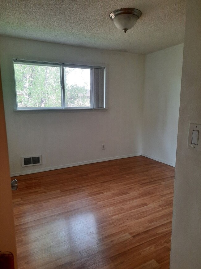 Building Photo - Steilacoom Gardens, 2 bedroom, 1 bath Townhome Style Condo.