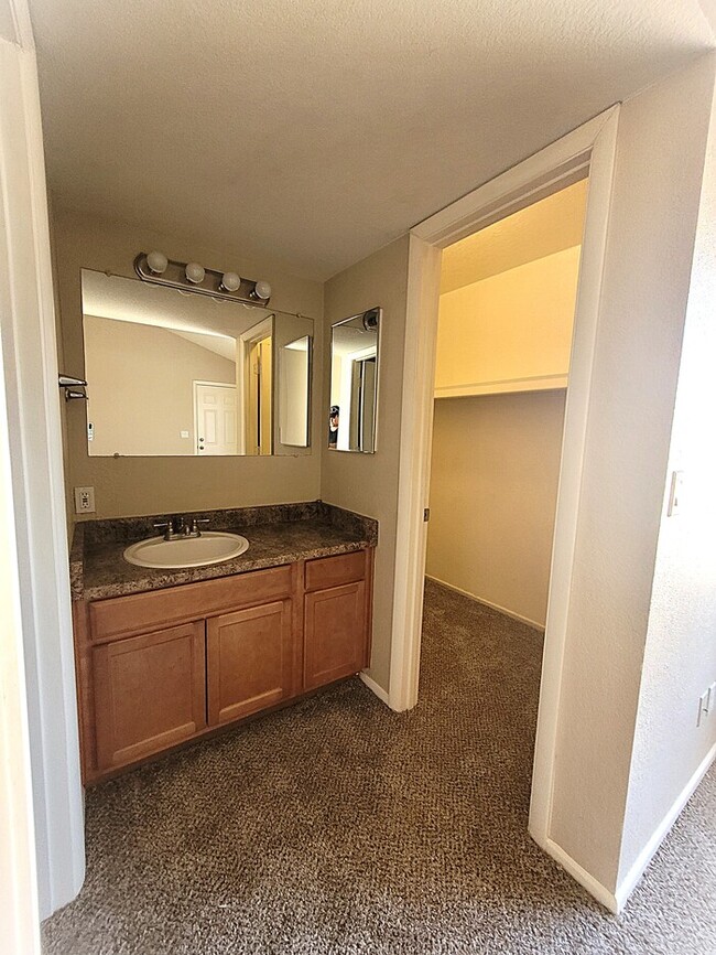 Building Photo - Beautiful 3-bedroom 2.5-bathroom condo