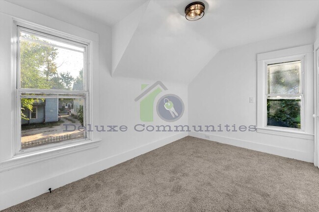 Building Photo - Remodeled 3BR + Flex Room | Steps from Leo...