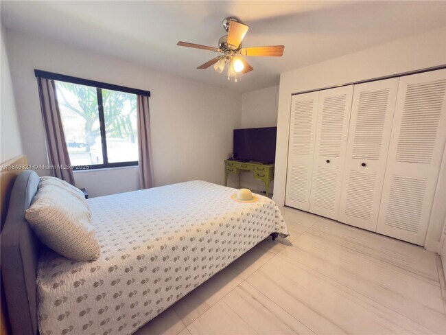 Building Photo - 3078 S Oakland Forest Dr