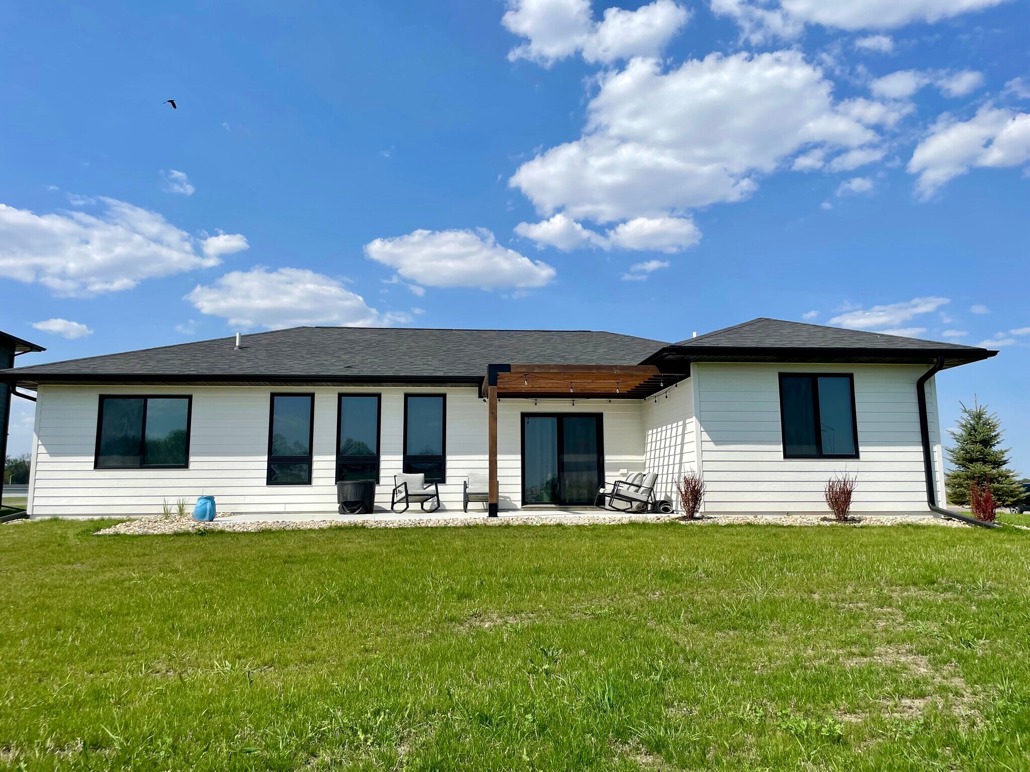 Building Photo - 328 E Blue Bell Dr