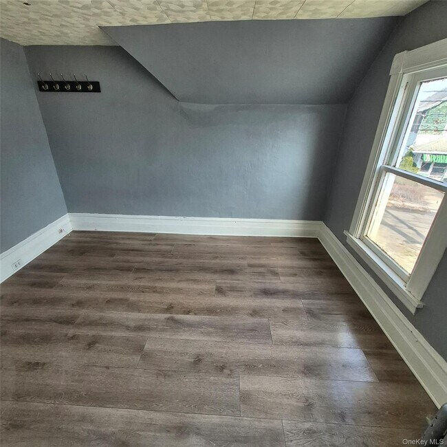 Building Photo - 235 Downs St