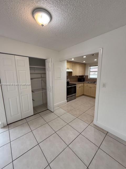 Building Photo - 8820 Fontainebleau Blvd