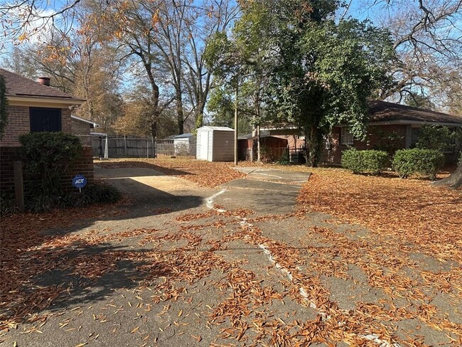 Building Photo - 743 Leicester Dr