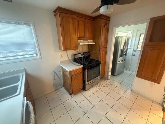 Building Photo - 1100 W 39th Pl