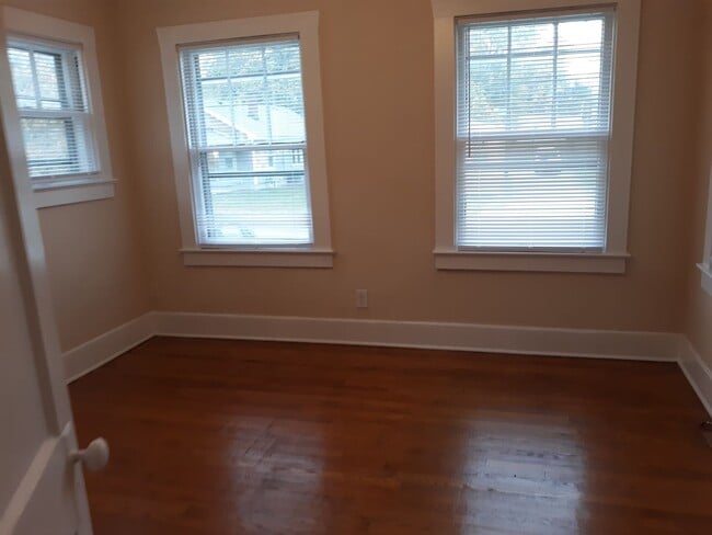 Building Photo - Cozy  2 Bedroom Home off Poplar Level