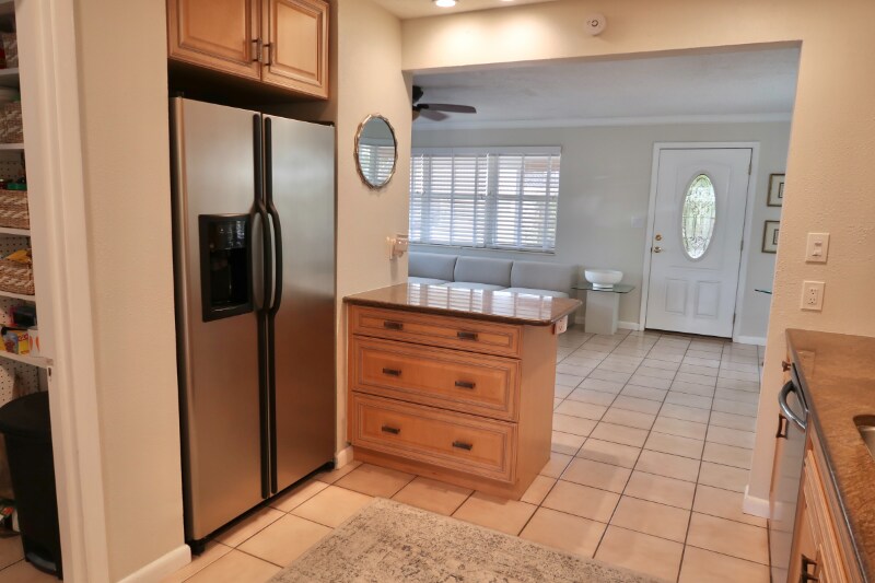 Building Photo - 4571 Beacon Dr