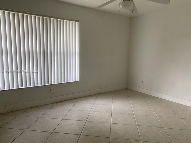 Building Photo - Southeast 8th Street, Hallandale Beach, FL 33009 - 2 BR 2 BA townhouse
