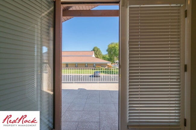 Building Photo - Spacious 5 Bedroom Home in A Quiet Communi...