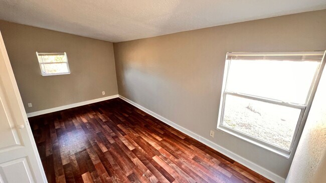 Building Photo - $300 off of a month of rent! Charming 3-Bedroom Home in Deltona! – Pets Welcome (Up to 30 lbs) – ...