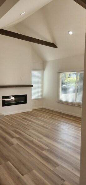 Building Photo - 950 N Kingsley Dr