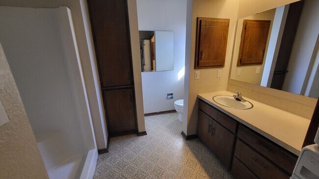 Building Photo - Easy Access ~ 3 bedroom 1 bathroom