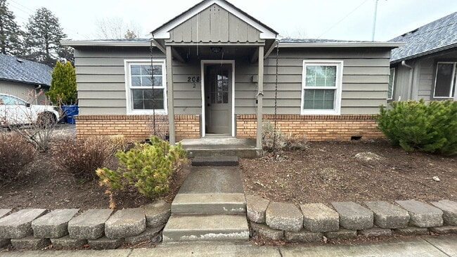 Building Photo - Bend: $2289 Charming 3 Bed 2 Bath Bungalow...