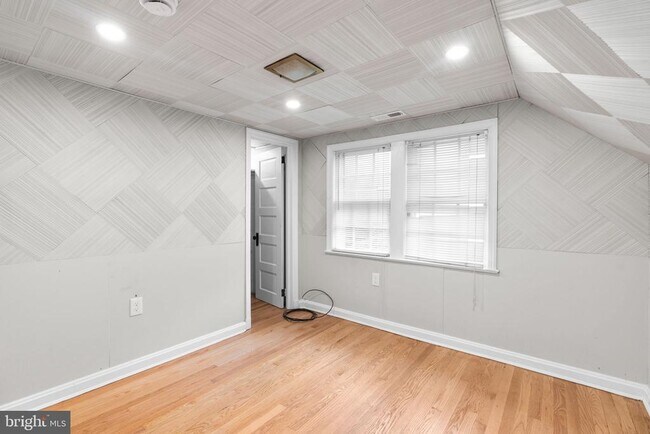 Building Photo - 715 Anderson Ave