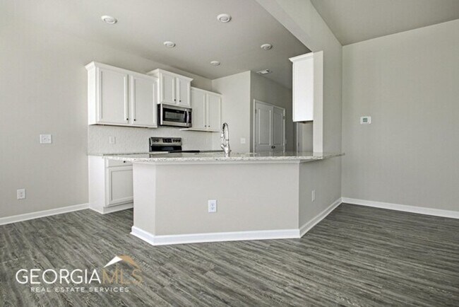 Building Photo - Prime Newnan Location! 2023 build, 3 bedroom townhome within walking distance to Downtown, The LI...