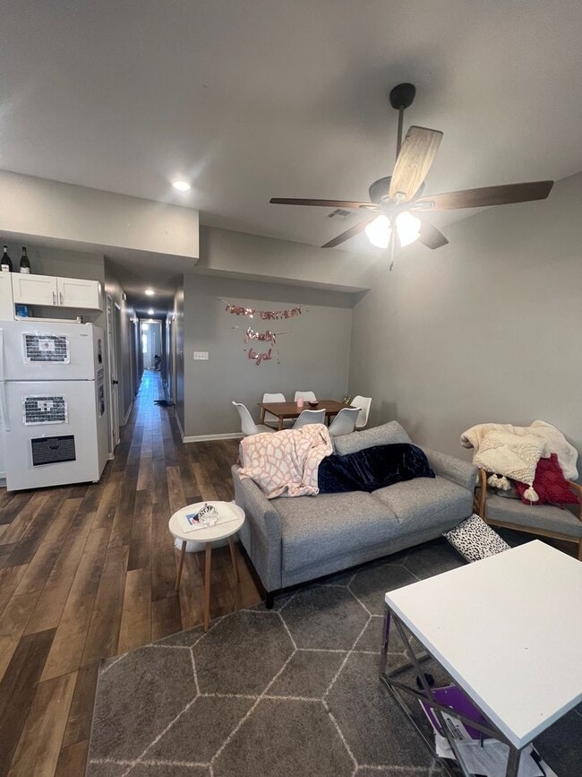 Building Photo - 5bd/3ba Adorable Home Available for Next S...