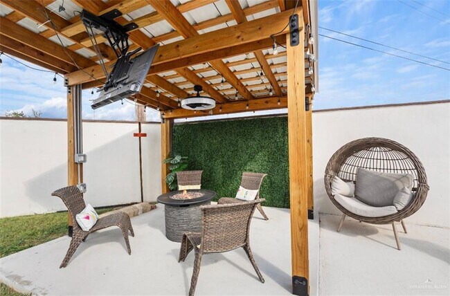 Building Photo - 21 N Loretta Lynn Dr