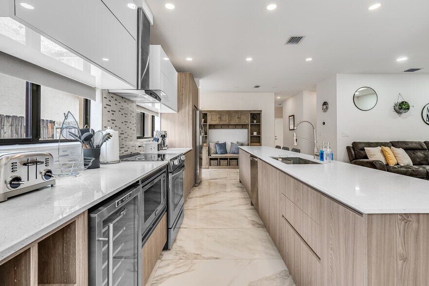 Building Photo - 828 SW 14th Ct