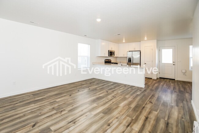 Building Photo - 335 Lightning Ave