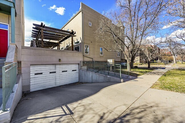 Building Photo - $3,150.00 - 2 Beds, 2.5 Baths, Apartment i...