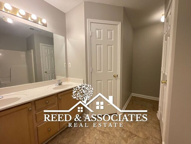 Building Photo - Just Minutes Away from Oakland Elementary ...