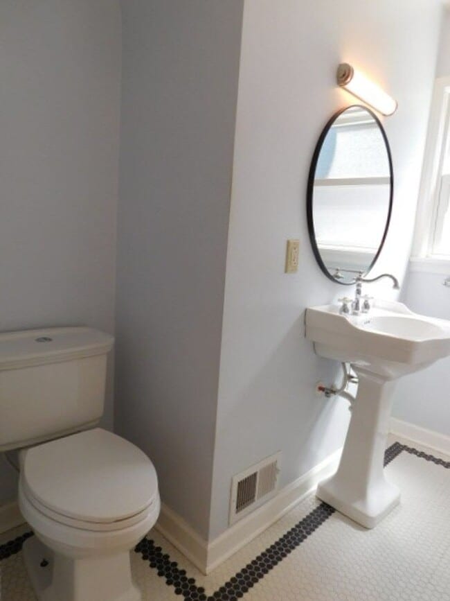 Building Photo - 3Bd/1Ba Two Story House w/ Basement - Avai...
