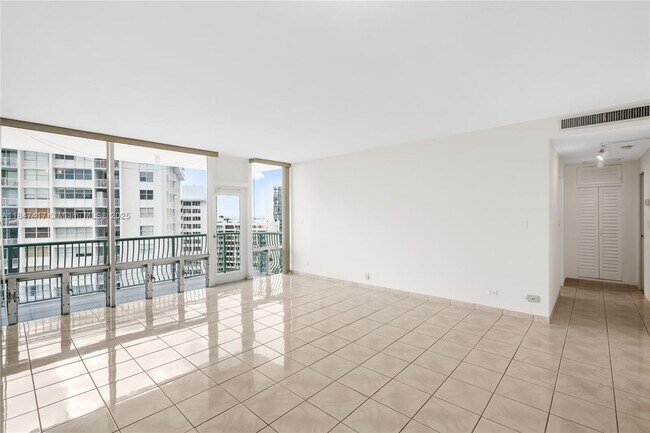 Building Photo - 1408 Brickell Bay Dr