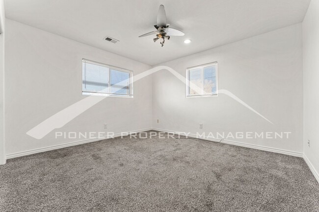 Building Photo - Upper Level Half Duplex with Central A/C and In-Unit Laundry