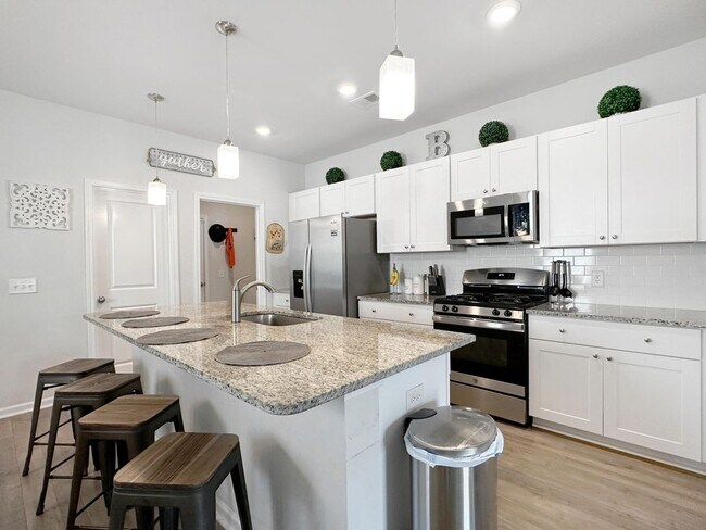 Building Photo - Spacious 5 Bedroom Home in West Ashley – P...